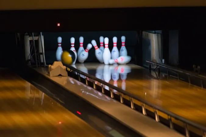 Bowlingbahnen mit Sitzplätzen daneben.