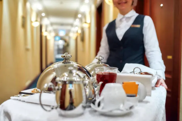 Zimmerservice-Tablett in einem Hotelzimmer.